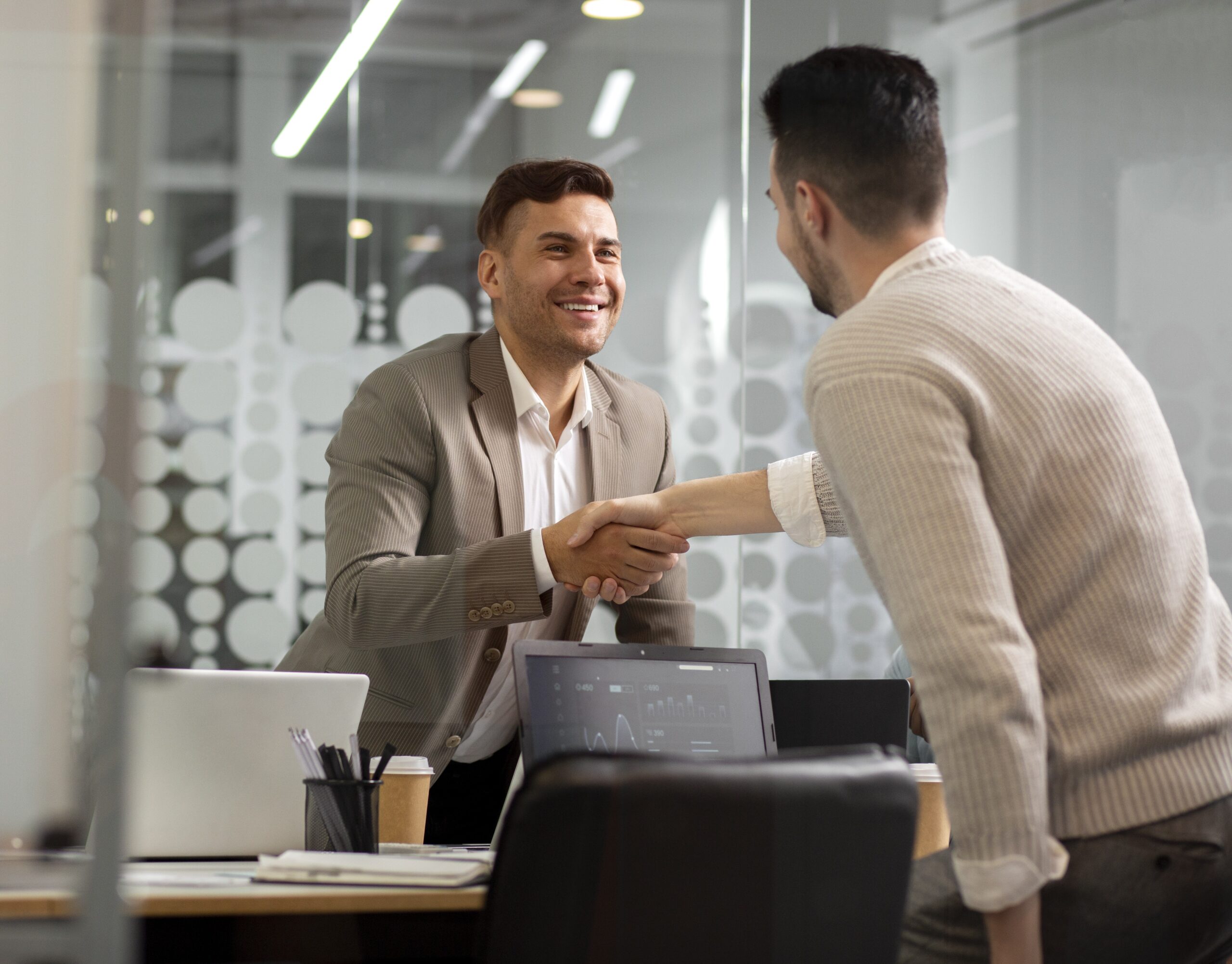 Spotkanie biznesowe w biurze rachunkowym zakończone podpisaniem umowy o współpracę.